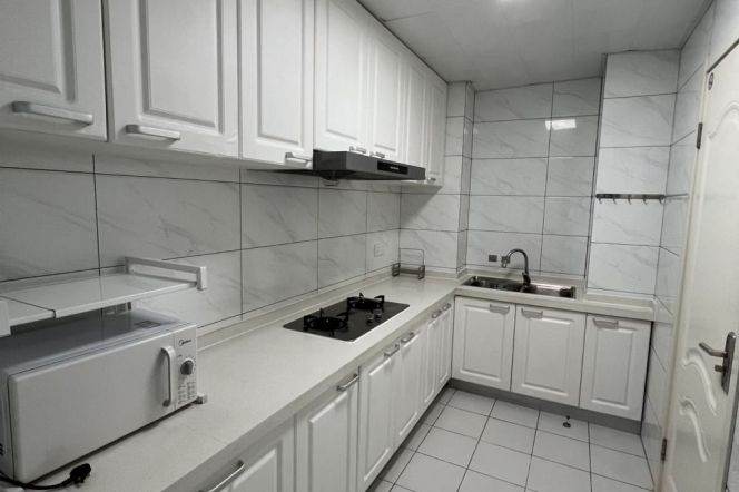 4 Brs, 2 Baths, 170 sqm with Balcony, High rise Building @ Pudong Avenue L4&14
