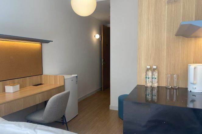 1Studio near line 8 and convenient to People Square can long and short term lease