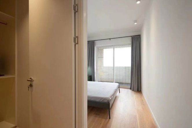 2/12/13 Line Nanjing West Road Metro Station, Large 2-bedroom with bathtub