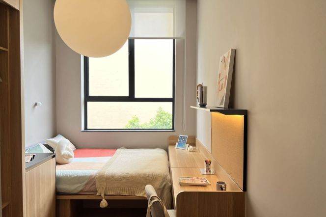 1Studio near line 8 and convenient to People Square can long and short term lease