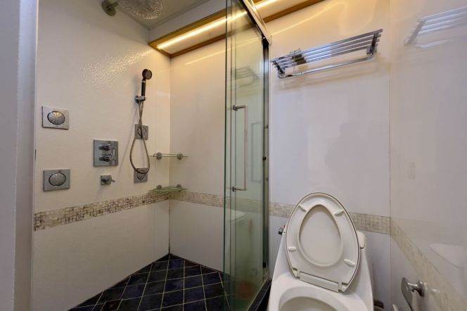 Wutong District, Changshu Rd Metro Station, 2-brs facing south, with excellent lighting, 11.9K