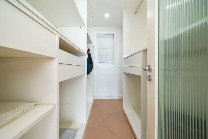 Jing'an Temple, with an outdoor balcony and floor-to-ceiling windows for excellent natural lighting.