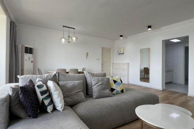 4 Brs, 2 Baths, 170 sqm with Balcony, High rise Building @ Pudong Avenue L4&14