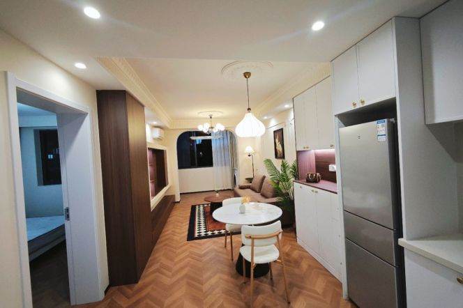 Spacious 1br 2lr/brand new/double south/big living room,Zhongshan(N) rd@L1/3/4