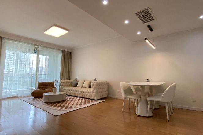 1BR High-Rise — Sun-Drenched with Large Balcony