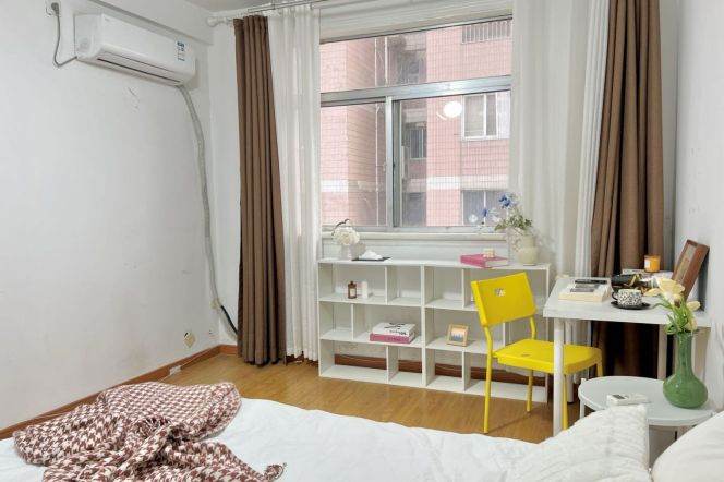 Master bedroom near Zhongshan park, private bathroom, close to ECNU, long/short term 