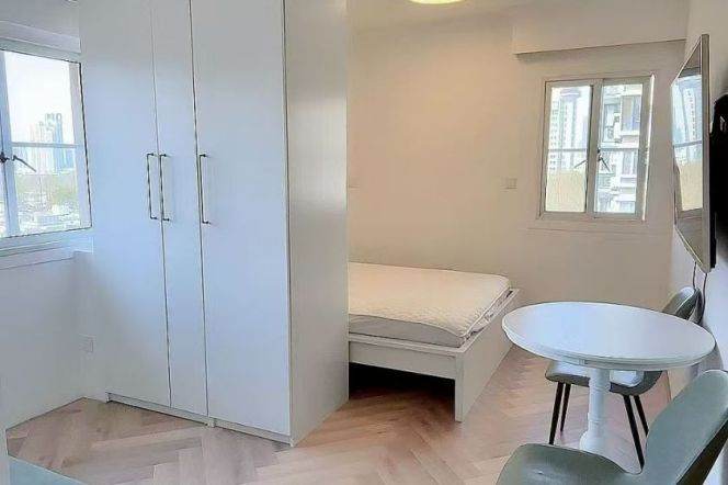 Cute bright 1BR APT Elevator Yueyang Rd 8.6k