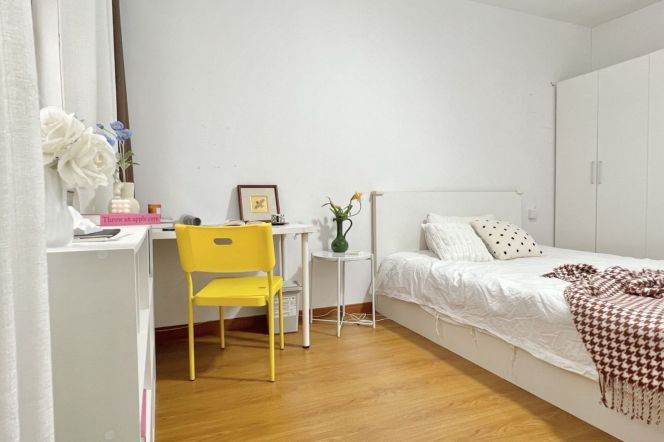 Master bedroom near Zhongshan park, private bathroom, close to ECNU, long/short term 