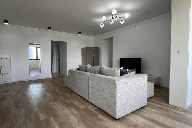 4 Brs, 2 Baths, 170 sqm with Balcony, High rise Building @ Pudong Avenue L4&14