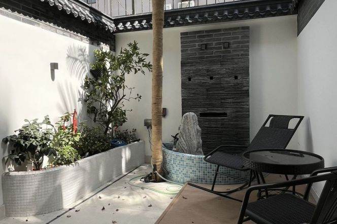 one bedroom with large living room and garden nr Jiao tong university