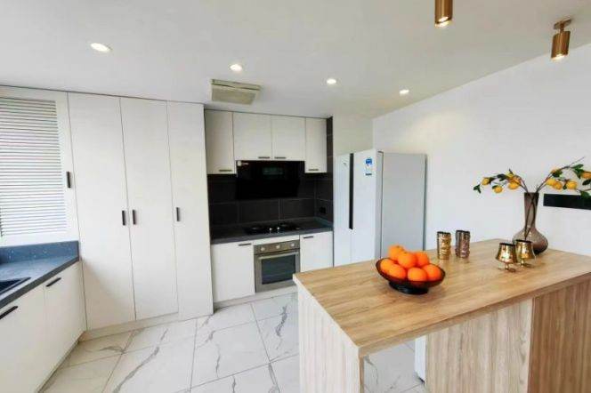 Modern 3brs with wall radotor and balcony nearby  beautiful Huang pu river 