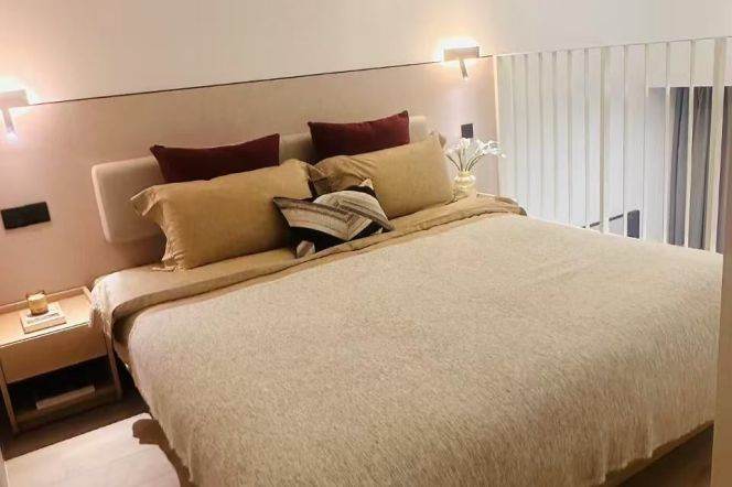 1Loft near line 8 and convenient to People Square can long and short term lease 