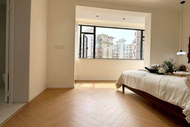 3 Brs, 2 Baths with Floor heating/Central ac/Oven/Dish washer/Bathtub, 150 sqm @ Hongqiao metro L10