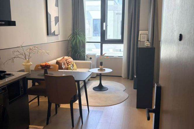 1Loft near line 8 and convenient to People Square can long and short term lease 