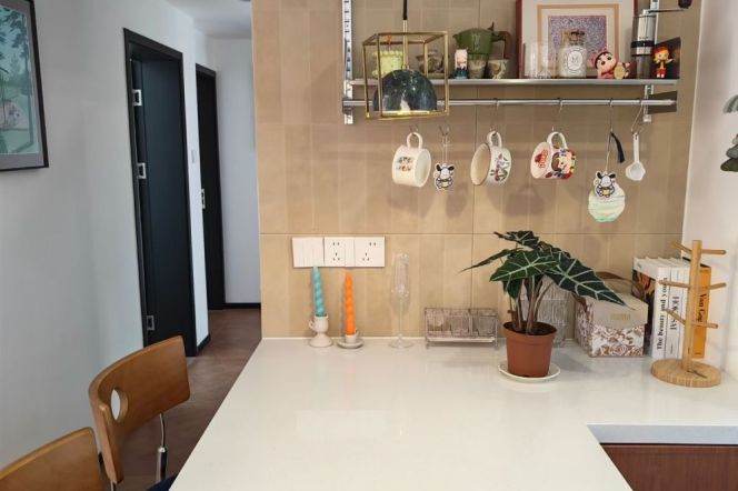 3 Brs, 2 Baths with Big Yard, 160 sqm, Floor heating/Central ac @ Xujiahui station L9