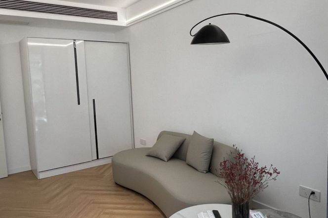 one bedroom with large living room and garden nr Jiao tong university