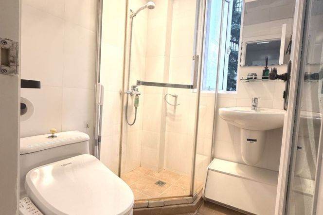 Bright 2br Apt in west Nanjing Road
