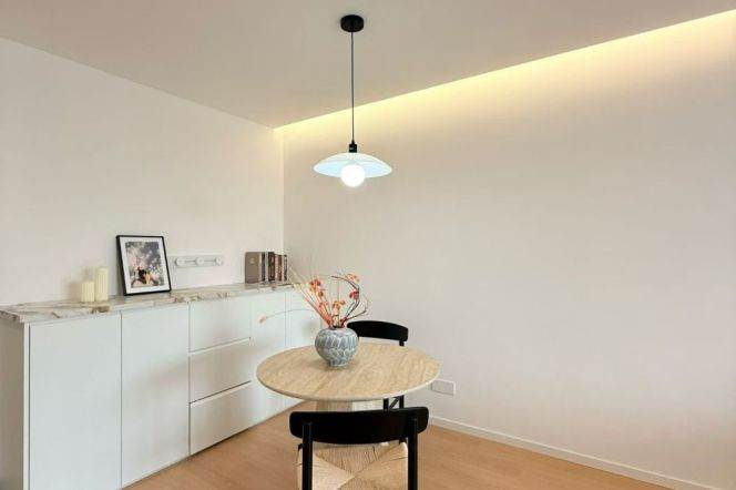 1 Big Br, 1 Living room with Brand-new Dec, Central ac, Oven, 80 sqm @ Yishan metro L9