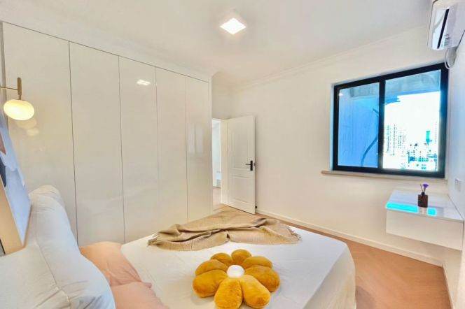 2 Brs, 1 Living room with Central ac/Oven/Dish washer, 110 sqm @ Longde metro L11&13