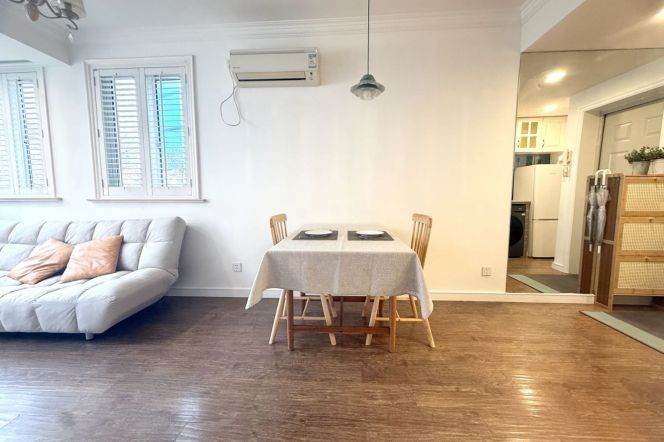 Bright 2br Apt in west Nanjing Road