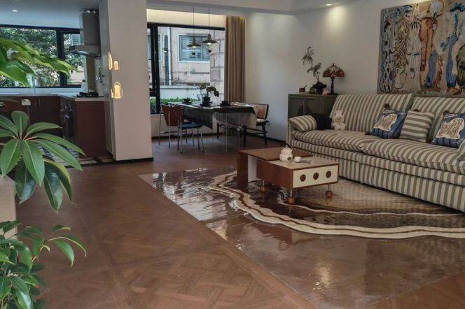 3 Brs, 2 Baths with Big Yard, 160 sqm, Floor heating/Central ac @ Xujiahui station L9