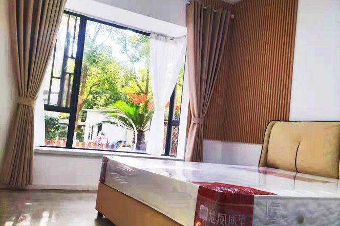 Well-lit Ground Floor Residence w/Patio in Lianyang Community/Century Park