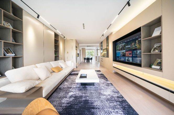 Modern 4brs with floor heating and balcony beside Century Park