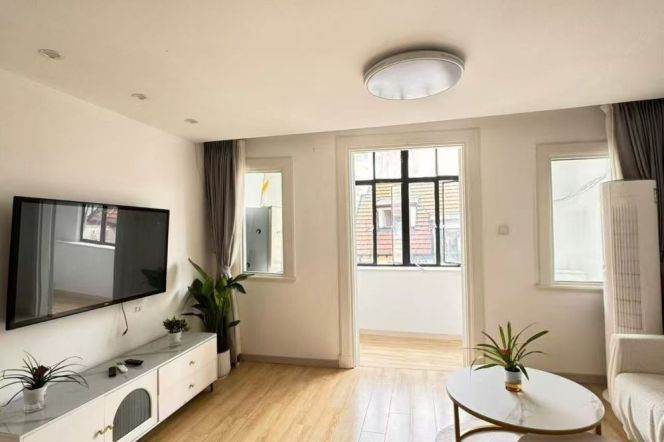 Bright Duplex 1BR APT Nr Changshu Rd 8.3k