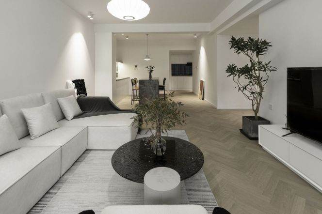 West Nanjing Rd metro/3br2bt/central AC/floor heat/oven/outdoor balcony