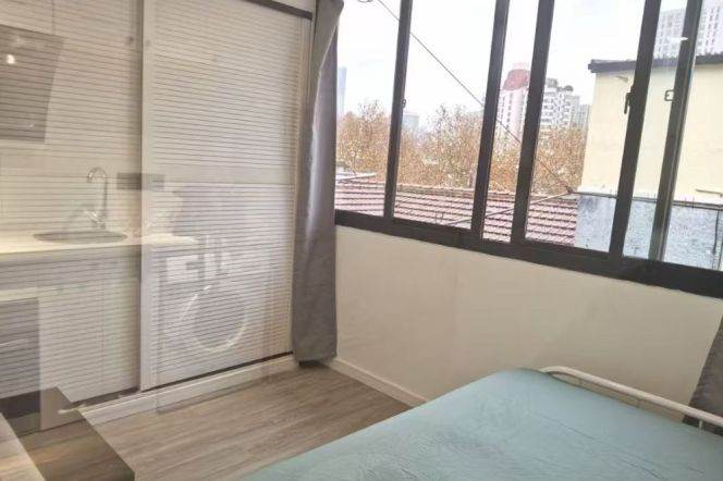 Furnished 1Br south-facing S. Shaanxi Rd Station