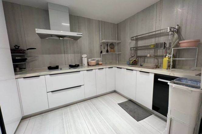 modern big 3 bedrooms plus study big terrace near line 9,12 and Tianzifang area 40K