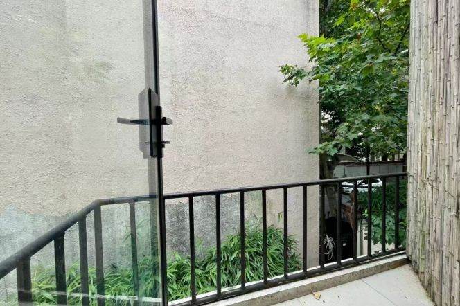 Beautiful window 1br with Balcony near Jiaotong University