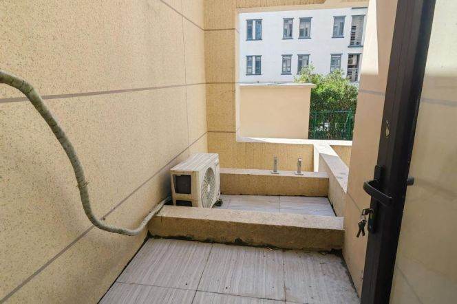 Bright 1 br with small terrace in XuHui. easy to L3/4/9 YiShan Rd St.+ L 9/15 GuiLin Rd St.