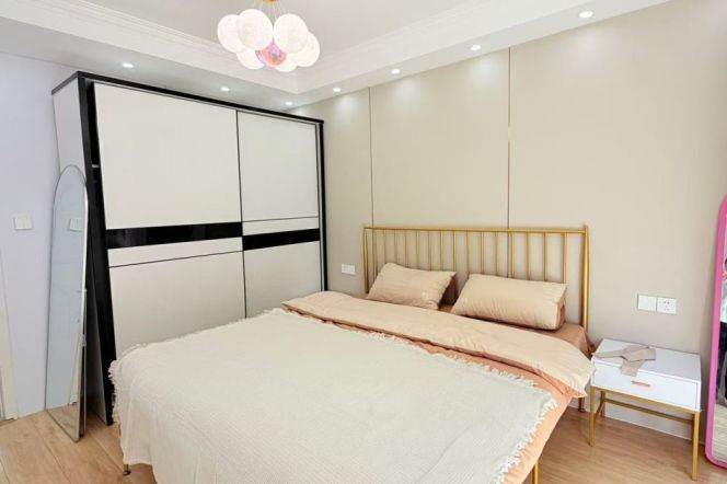 2BR， garden, Next to Subway4,14 & Malls, Key, 8.6K