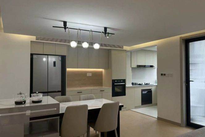 Modern 3brs with floor heating and balcony in Gubei Phase II 