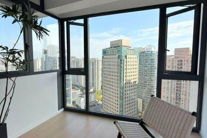 Modern 1 br with full window of City View in XuHui, L 3/4/9 YiShan Rd St.
