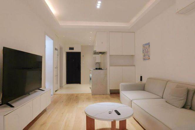 Stylish 1 br with yard in XuHui, 4 mins walking to L 3/4/9 YiShan Rd St.