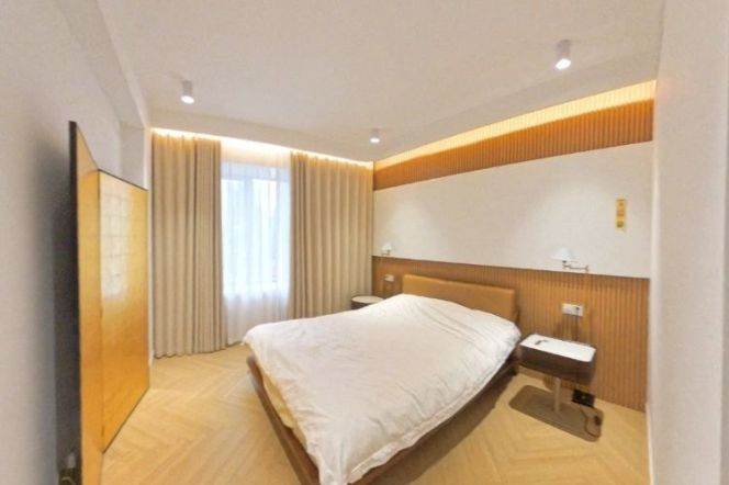 West Nanjing Rd metro/3br2bt/central AC/floor heat/oven/balcony/dishwasher