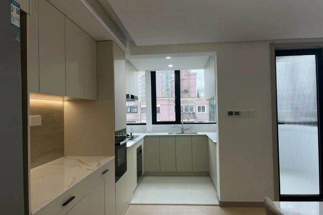 Modern 3brs with floor heating and balcony in Gubei Phase II 