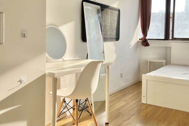 Bright room near Jiangsu rd, with balcony, close to SJTU, long/short term