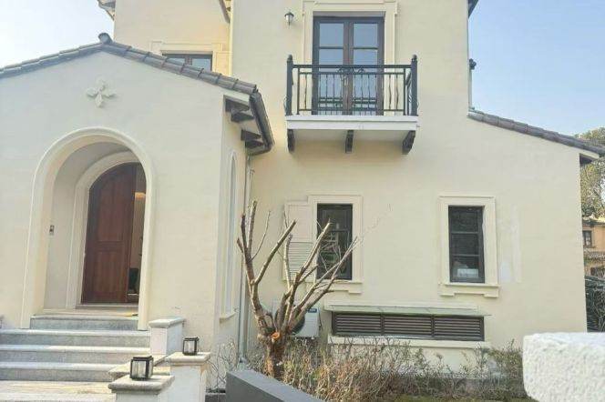 Brand new decoration 6brs with garden and floor heating nearby German&French school 