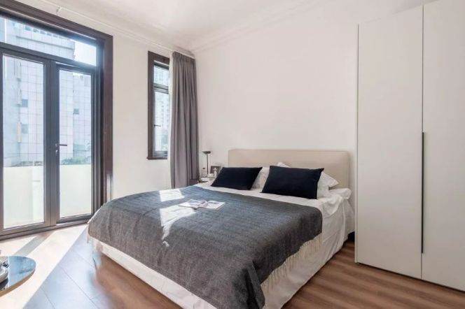 Cozy 1Br w. balcony Central AC W. Nanjing Rd Station