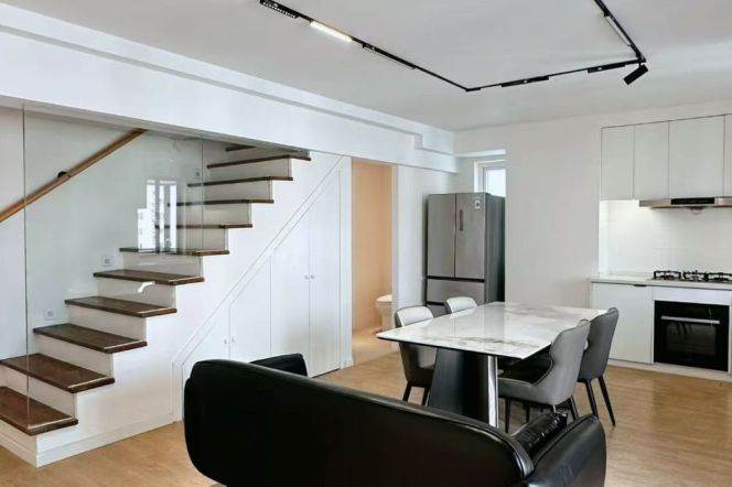 Modern douplex 3brs with balcony and floor heating nearby Tianzifang"