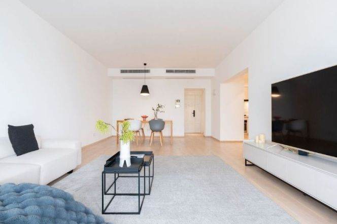 High-ending 3Br Apt w. Balcony &Heating