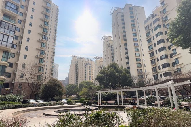 Luxury Modern South-Facing 2BR, Fully Furnished Highrise Apartment