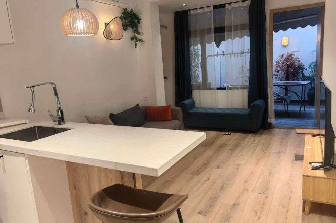 Nice terrace one bedroom Apt  2mins to Jing'an Temple