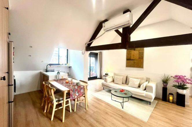 Sunny Apt with beautiful Balcony in Jing'an Temple circle