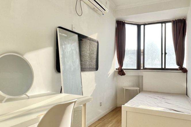 Bright room near Jiangsu rd, with balcony, close to SJTU, long/short term