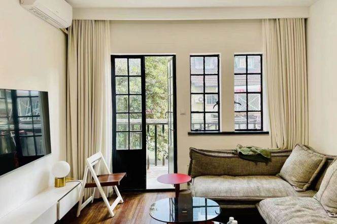 Nice Apt in west Nanjing Road with big open space