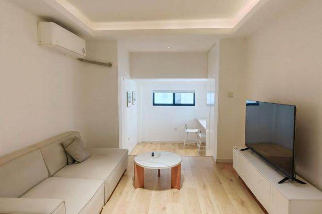 Stylish 1 br with yard in XuHui, 4 mins walking to L 3/4/9 YiShan Rd St.